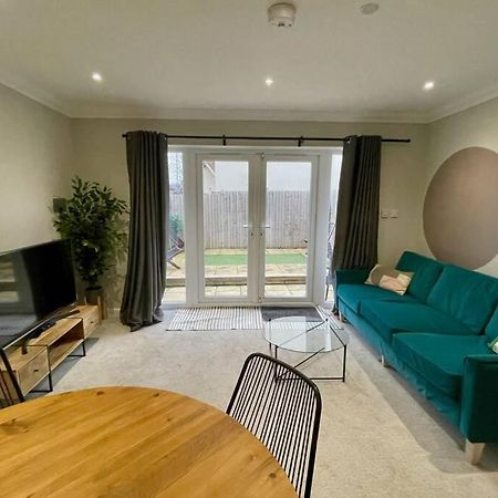 Stylish Modern Two Bedroom Apartment With Garden Cardiff Exterior photo