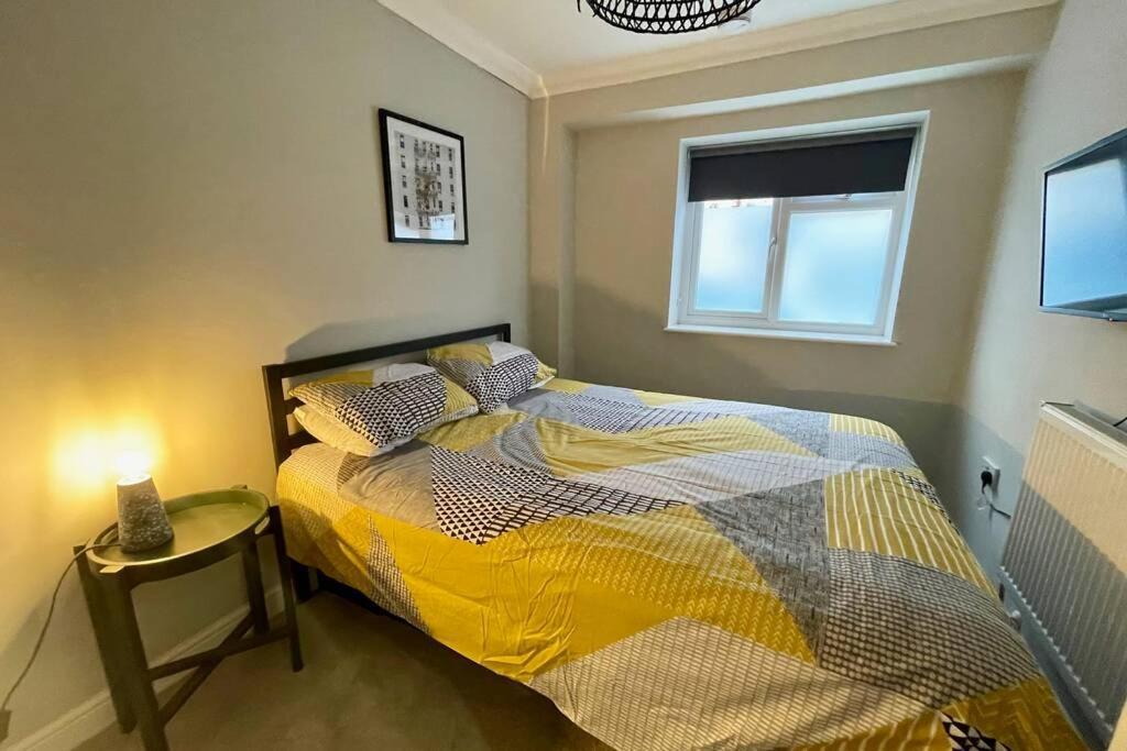 Stylish Modern Two Bedroom Apartment With Garden Cardiff Exterior photo