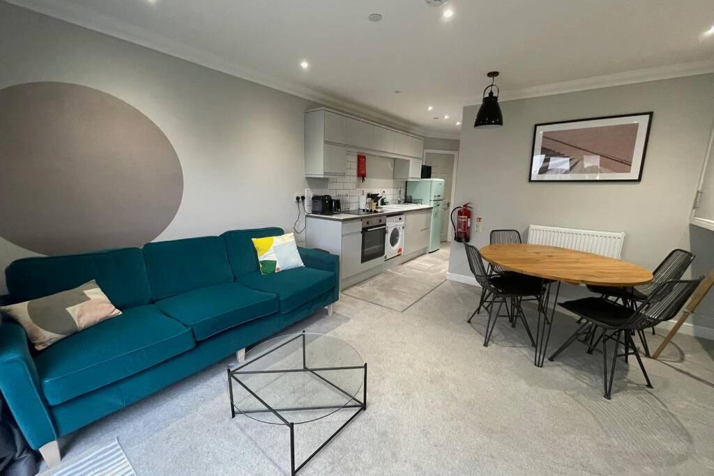 Stylish Modern Two Bedroom Apartment With Garden Cardiff Exterior photo